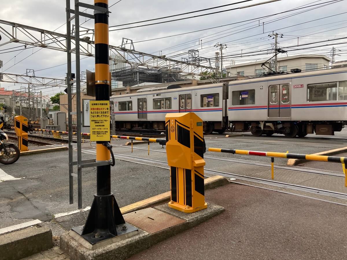 京成津田沼駅の開かずの踏切はどれくらい開かない?警報音のテンポが早くなる!|ツダヌマスター☆津田沼地域情報メディア 京成津田沼駅の開かずの踏切はどれくらい開かない?警報音のテンポが早くなる!|ツダヌマスター☆津田沼地域情報メディア